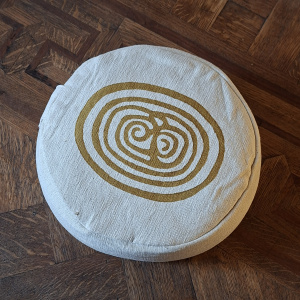 fairtrade-meditatiekussen-labyrint-boekweit-yoga-poefje-thuis