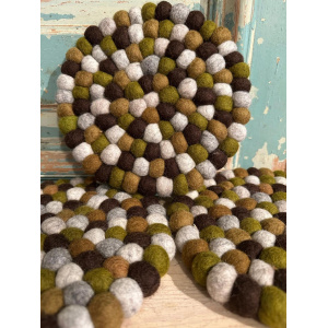 klankschaal-onderzetter-vilten-bolletjes-20cm-olijfgroen-div_bruintinten-div_grijstinten
