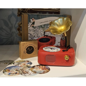 vintage_grammofoon_met_muziekplaatjes_en_verpakking_opgesteld_in_de_winkel