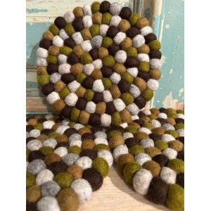 klankschaal-onderzetter-vilten-bolletjes-20cm-olijfgroen-div_bruintinten-div_grijstinten