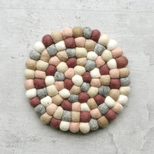 onderzetter-vilten-bolletjes-bordeaux-rose-caramel-grijs-wit-coaster-new-spring-20cm
