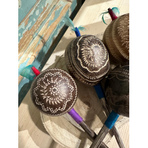 ratel-shipibo-maraca-wingo-medium-diverse-versieringen_3
