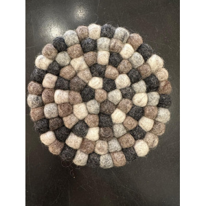 vilten_onderzetter_voor_klankschaal_diversen_tinten_grijs_16cm