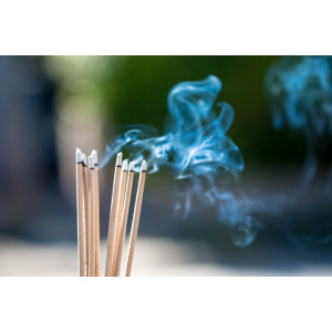 wierookstokjes-branden-inspiratiewinkel-klank-en-ontspanning_1